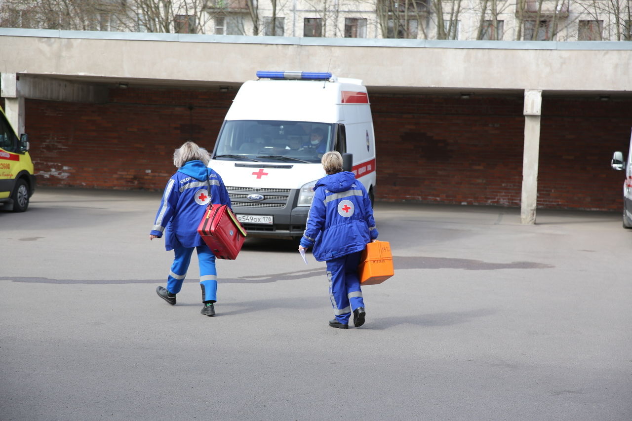 Петербургские врачи, переболевшие коронавирусом, не боятся вновь спасать пациентов 