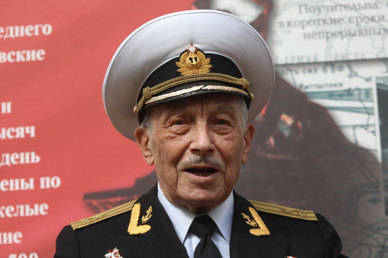 На Васильевском острове у дома 101-летнего ветерана прошел мини-парад 