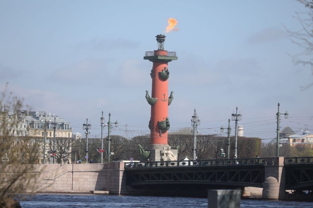 В честь Дня Победы зажглись факелы Ростральных колонн 