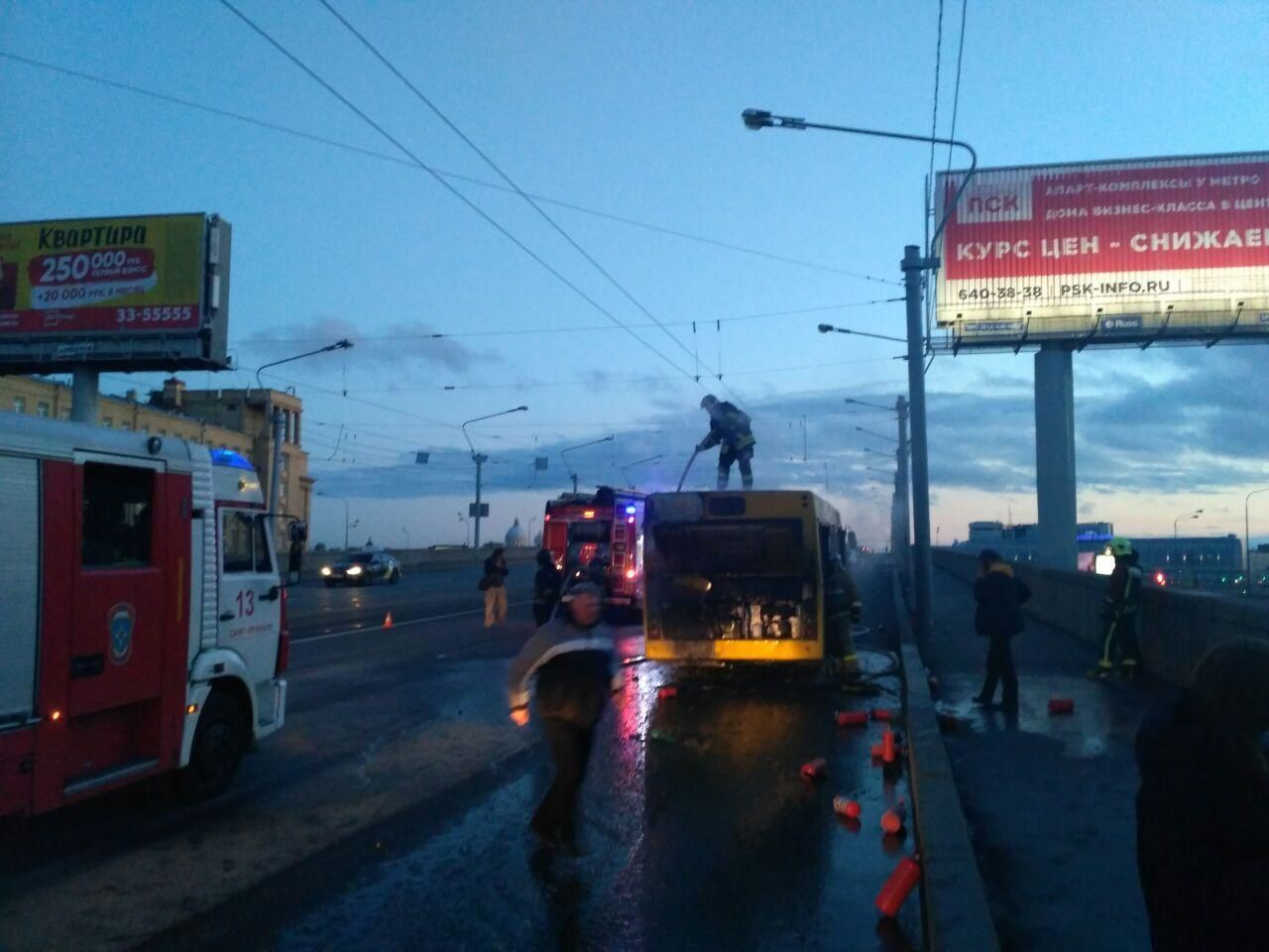 Почти час тушили спасатели пожар в автобусе на мосту Александра Невского 