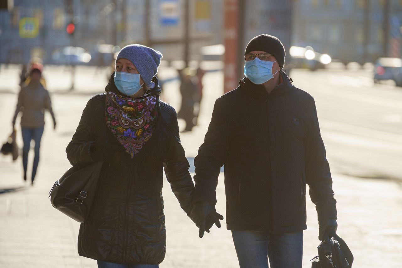 В Петербурге до конца недели льготникам переведут по 800 рублей на маски и перчатки 