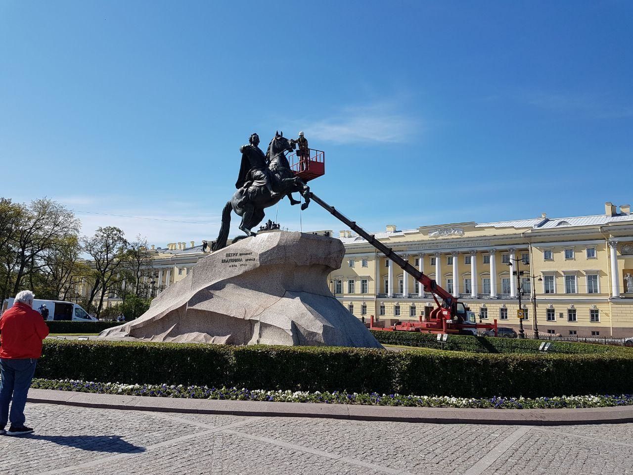 В Петербурге ко Дню города Медный всадник принял душ 