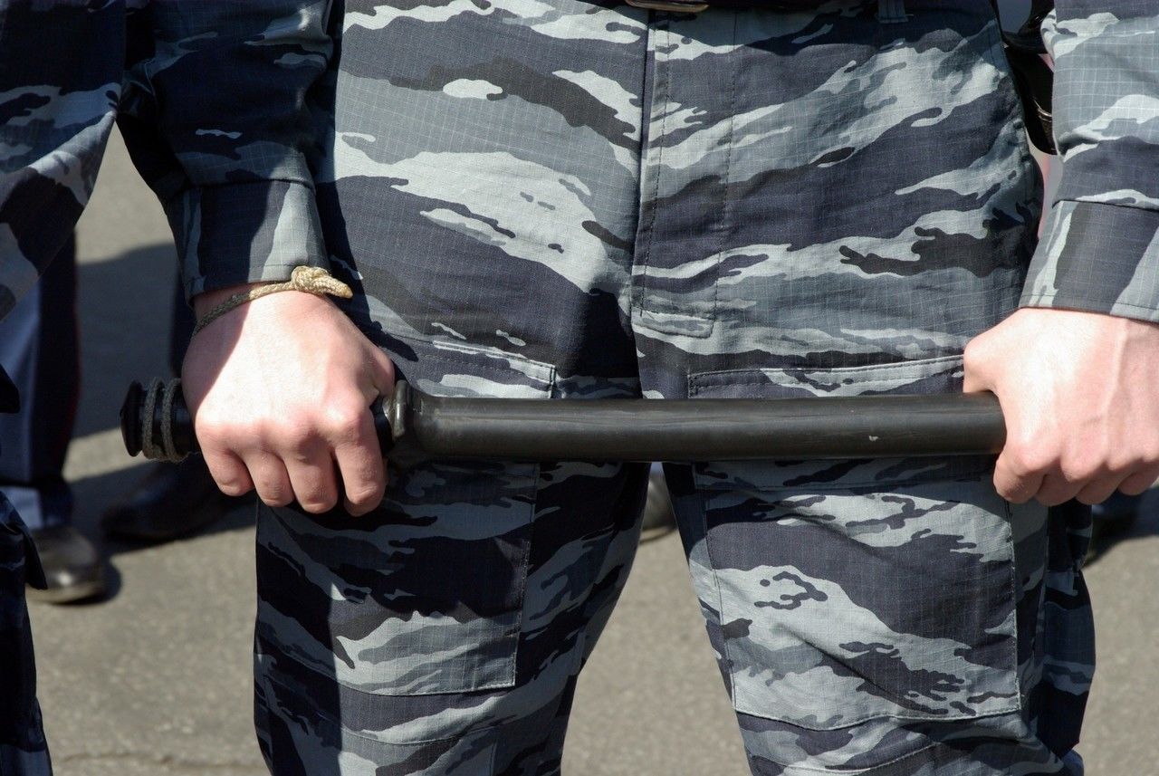 В Адмиралтейском районе мужчина ударил соседку по лицу