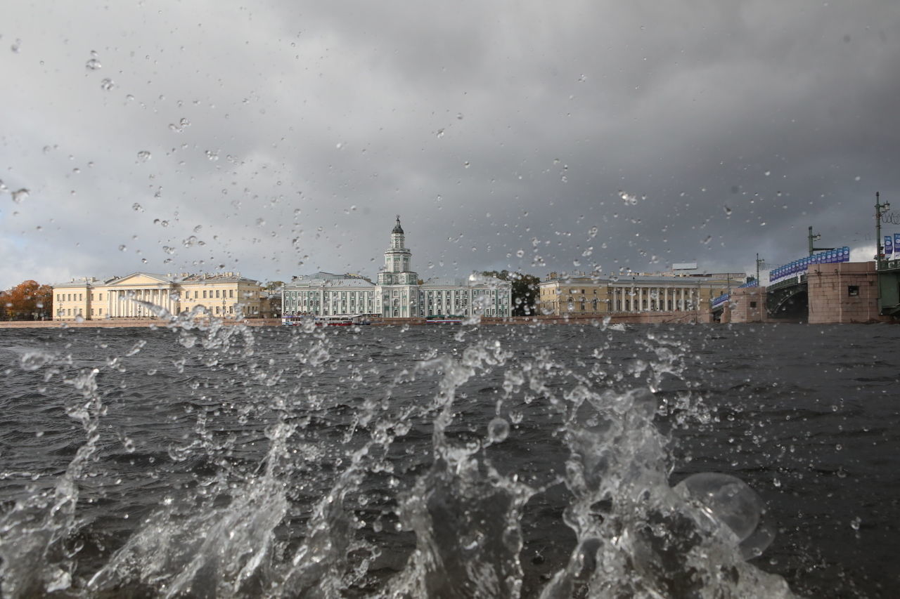 МЧС предупредило петербуржцев о ливнях, грозах и усилении ветра 