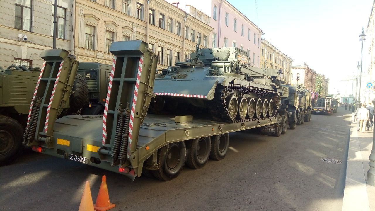 Петербург готовится к параду: на Миллионной улице грозно урчат танковые моторы 