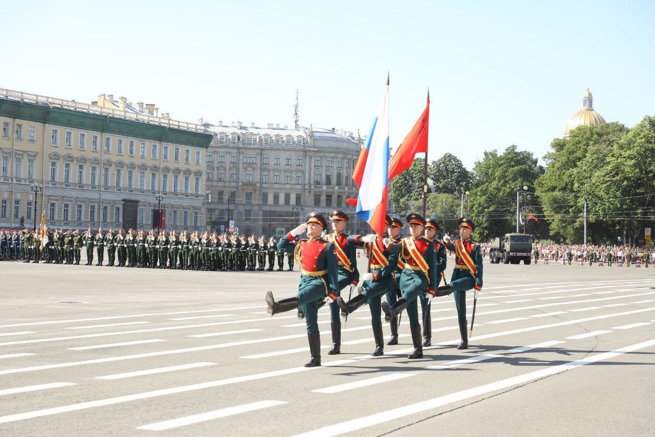 Около 600 росгвардейцев обеспечивали порядок во время парада Победы на Дворцовой площади 