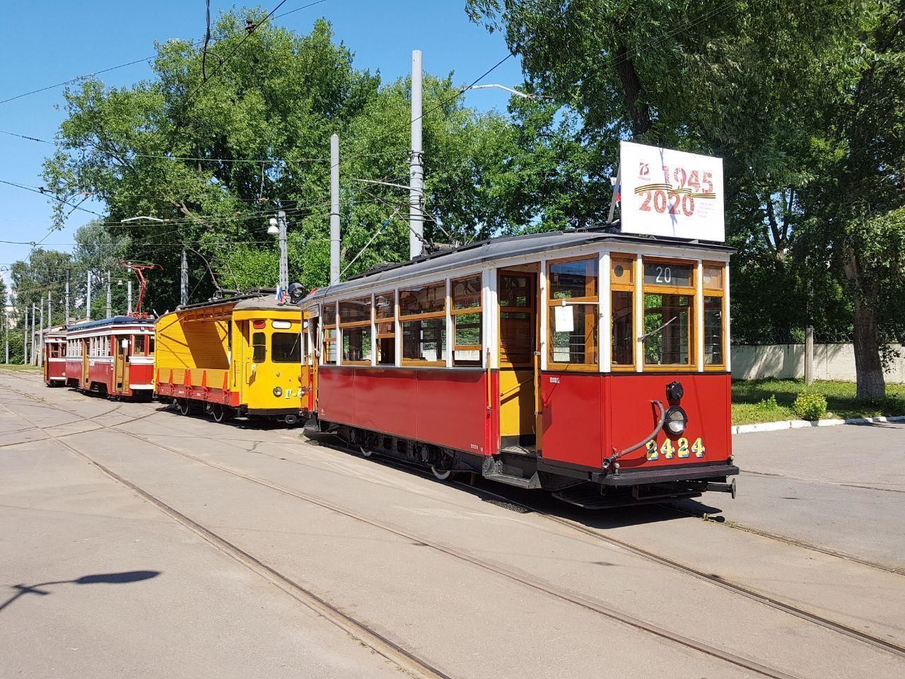 По улицам Петербурга в честь 75-летия Победы прошел блокадный трамвай 