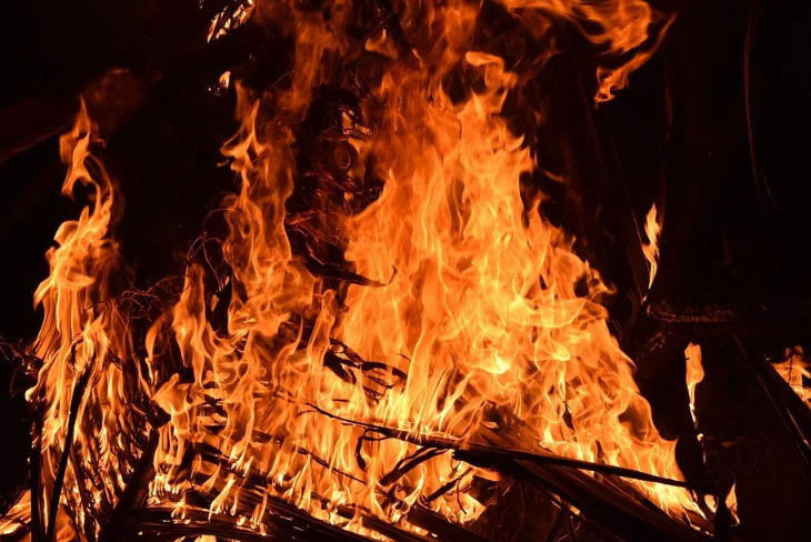 В поселке Каменка тушат пожар у военного полигона 