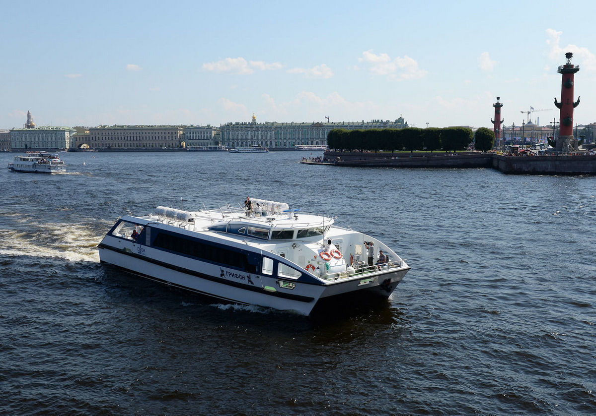 Утром в воскресенье по рекам и каналам Петербурга вновь пойдет навигация 