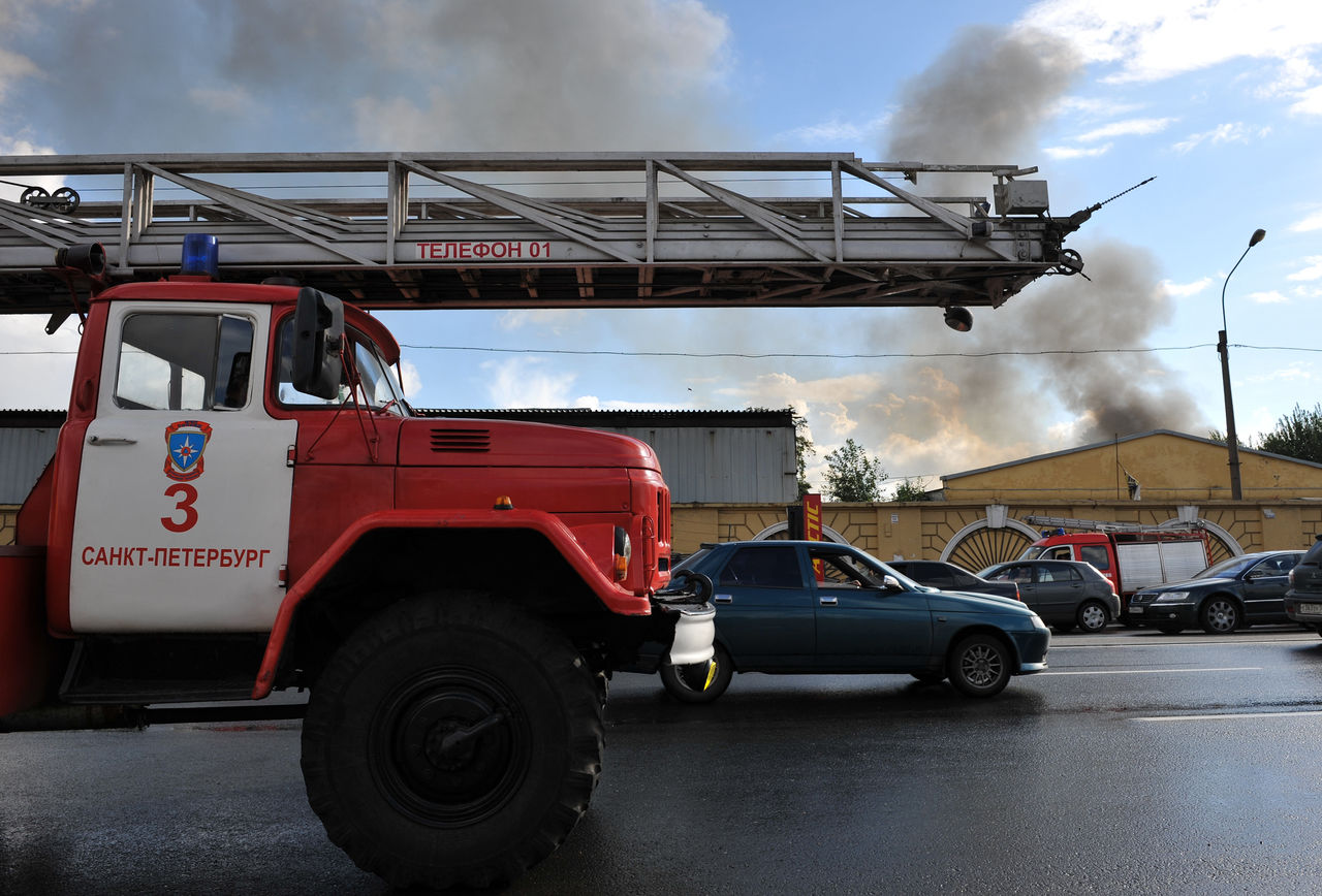 Сразу восемь автомобилей сгорели ночью в Невском районе Петербурга 
