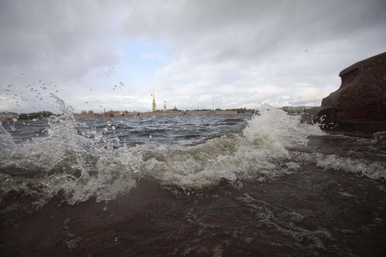 В МЧС предупредили, что ветер продолжит бушевать в Петербурге и завтра