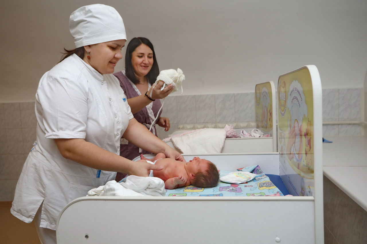 Молодым отцам в Петербурге ограничили доступ в роддома