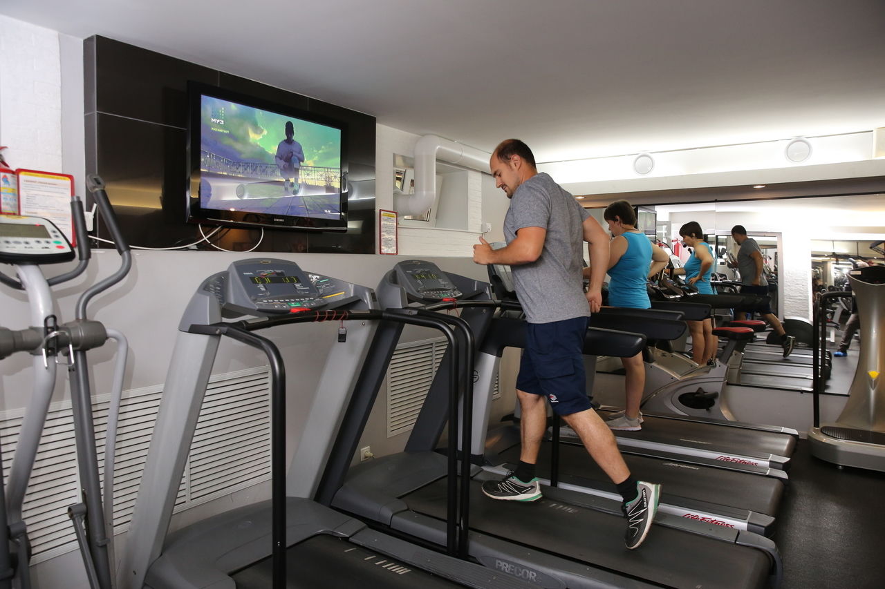 Настал их звездный час: в Петербурге вырос спрос на парикмахеров и тренеров