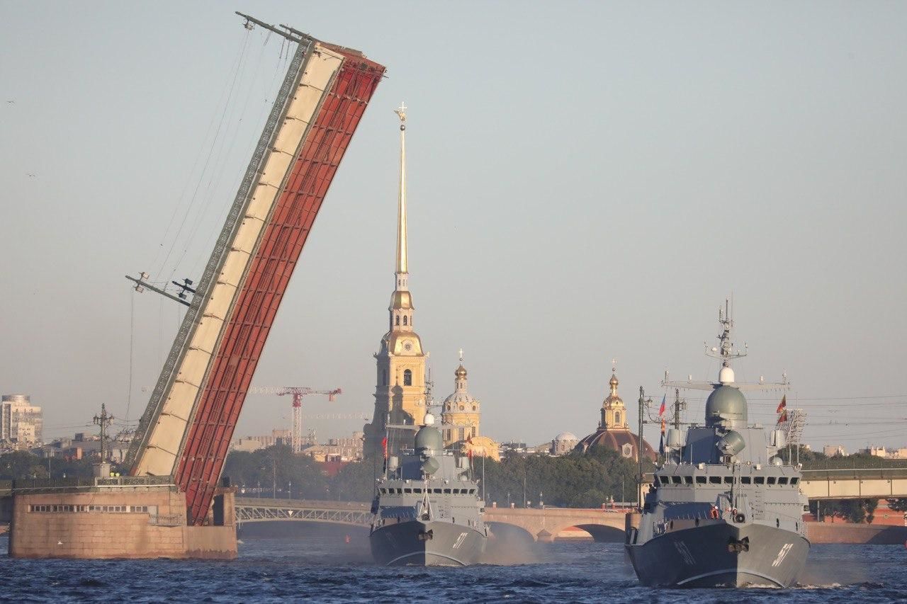 В ходе репетиции Главного военно-морского парада по Неве провезли ботик Петра Великого 
