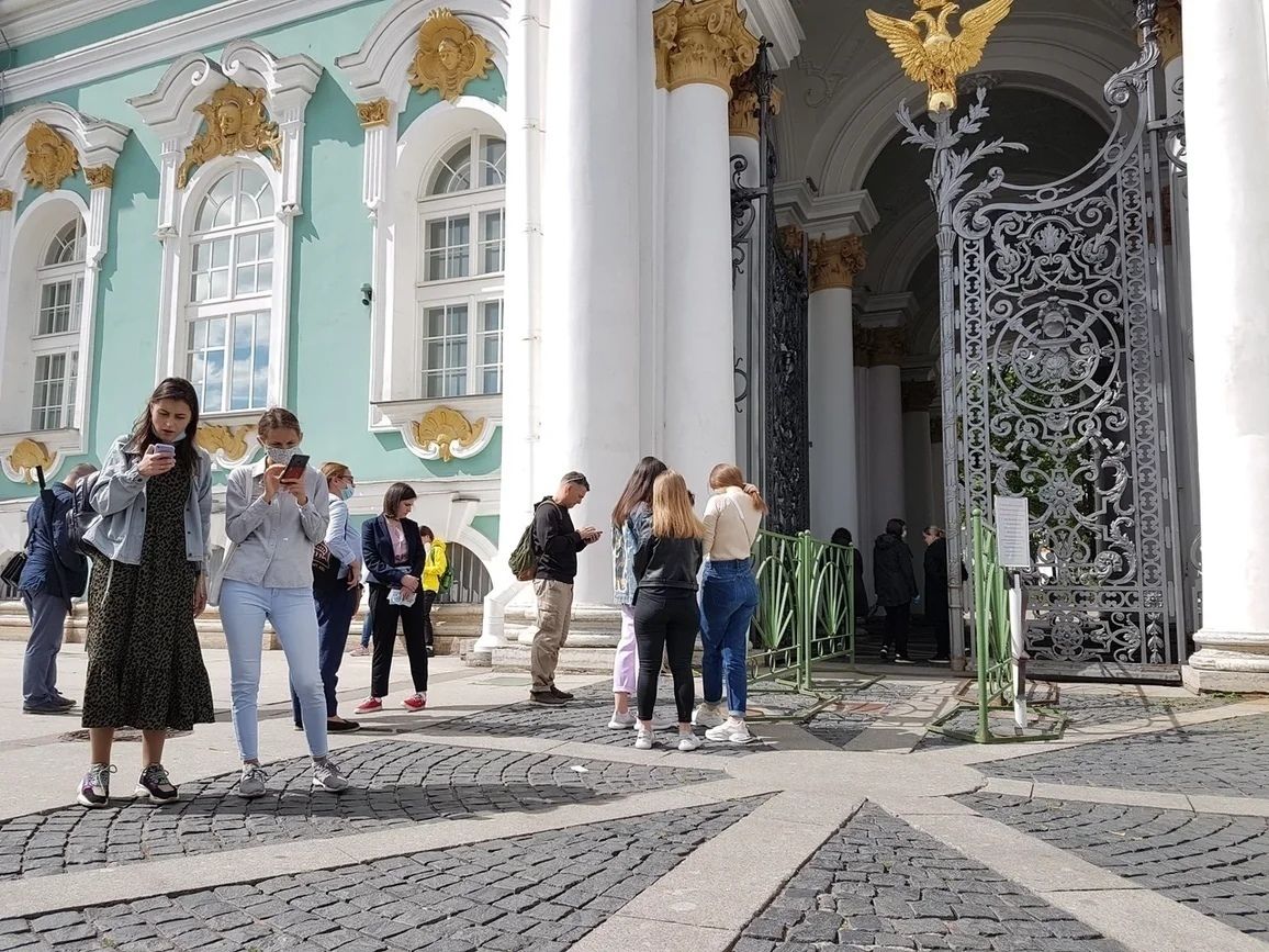 В эрмитаж без очереди. Эрмитаж Живая очередь. Очередь в Эрмитаж 2020. Очередь в музей СПБ. Эрмитаж бесплатное посещение.