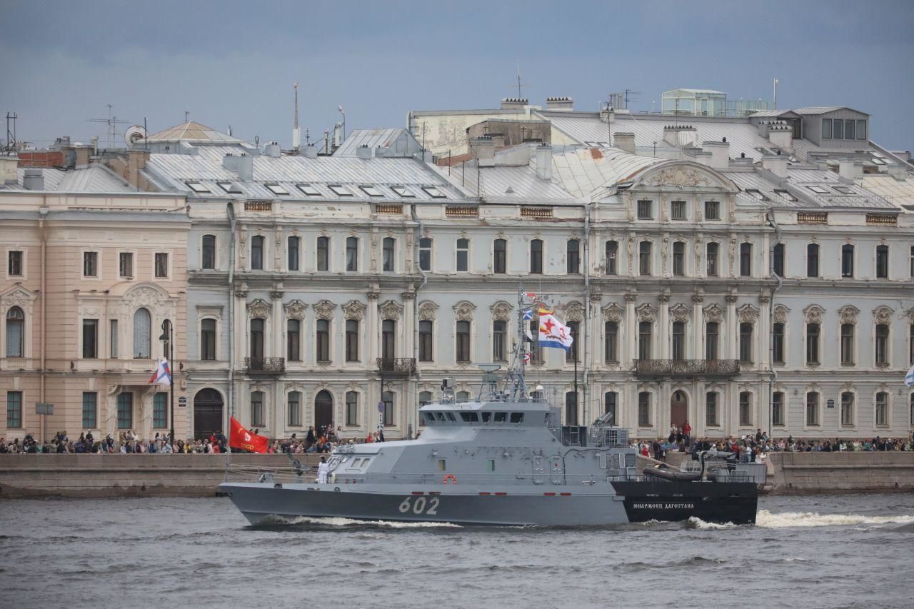 Главный военно-морской парад в Петербурге откроют артиллереийские залпы