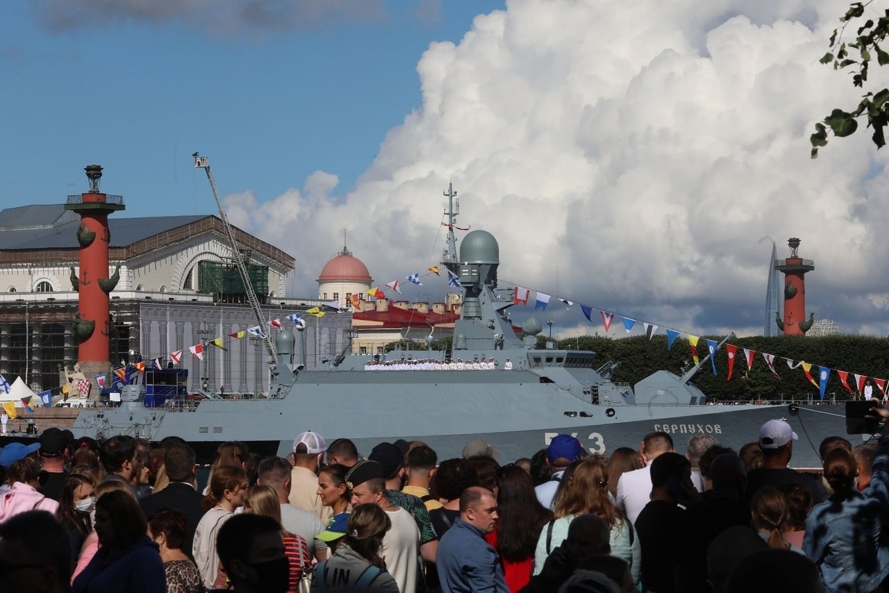 Петербург праздник вмф. Парад ВМФ В Санкт-Петербурге 2021. Военно морской парад в Санкт Петербурге 2020. Праздник ВМФ В Питере. День ВМФ В Питере в 2020.