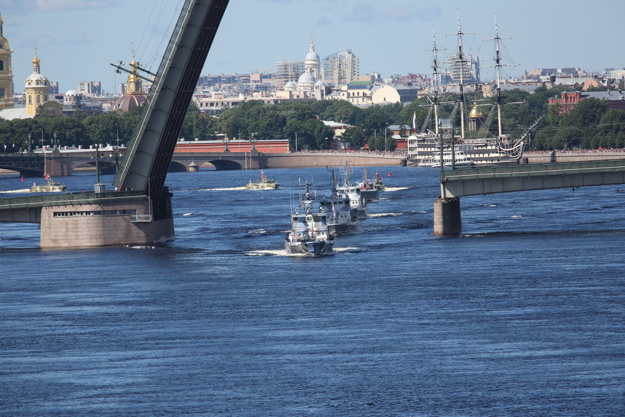 Корабли, принявшие участие в параде ВМФ, начинают покидать Петербург