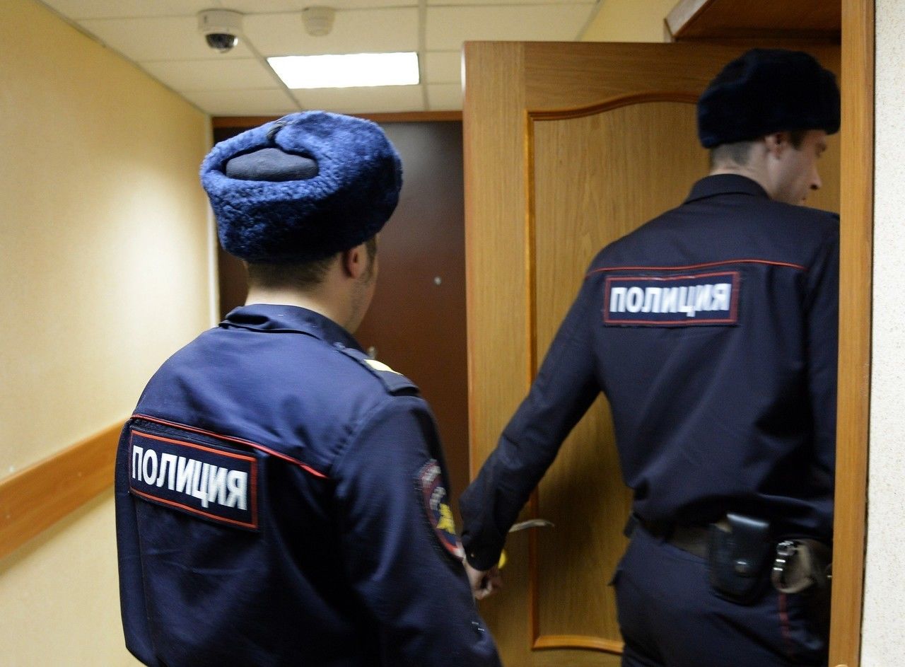 Будь потише: мужчина избил шумного подростка пляжным зонтом