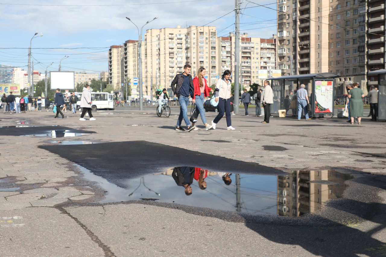 Что произошло в большевике. Проспект Большевиков метро. Станция метро проспект Большевиков Санкт-Петербург. Проспект Большевиков 2000 год. Качели у метро проспект Большевиков.