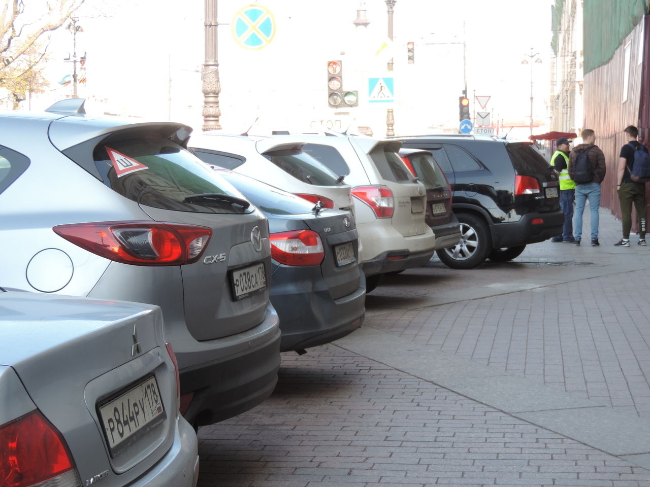 «Приведет к порядку во дворах»: эксперт оценила штрафы за парковку, перекрывающую пешеходные дорожки 