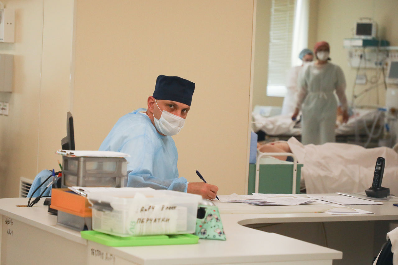 В Петербурге медикам, которые боролись с коронавирусом, организуют бесплатный отдых