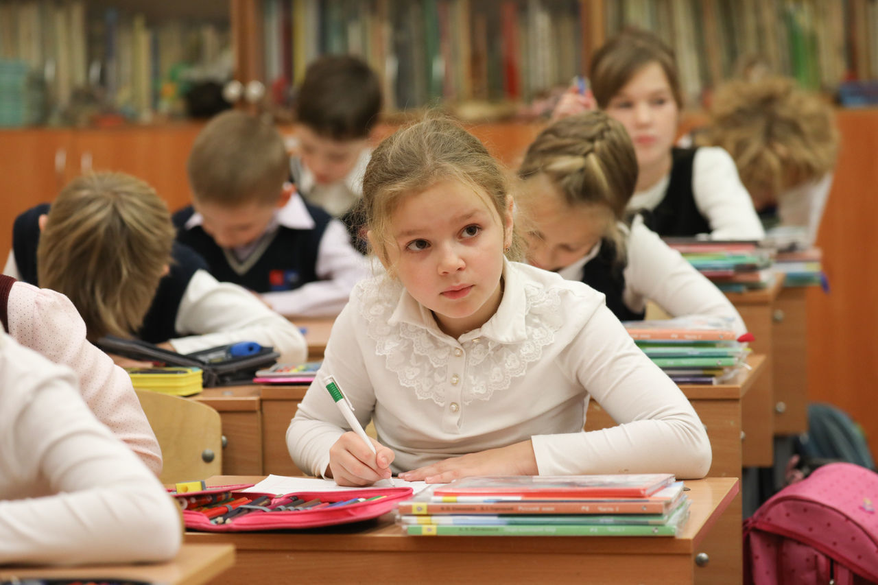 В Ленинградской области школьные линейки решили провести в обычном формате 
