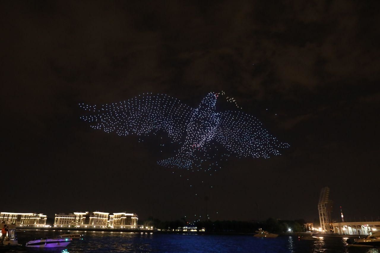 Две тысячи дронов пролетели над Петербургом в форме голубя мира 
