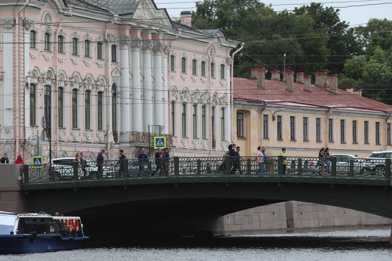 Зеленый питер. Зелёный мост Санкт-Петербург. Полицейский мост в Санкт-Петербурге. Конюшенный мост в Санкт-Петербурге. Набережная реки мойки зелёный мост.