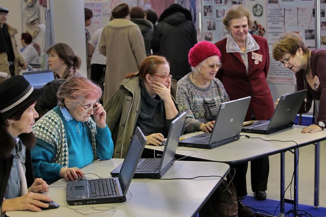 Устроится на работу на пенсии. Петербургские пенсионеры. Бабушки на лекции. Компьютерный клуб для пожилых людей. Пенсионер на рабочем месте.