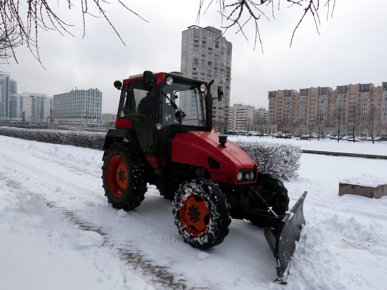 «Без реагентов не обойтись»: Александр Беглов рассказал о подготовке к зимней уборки города 