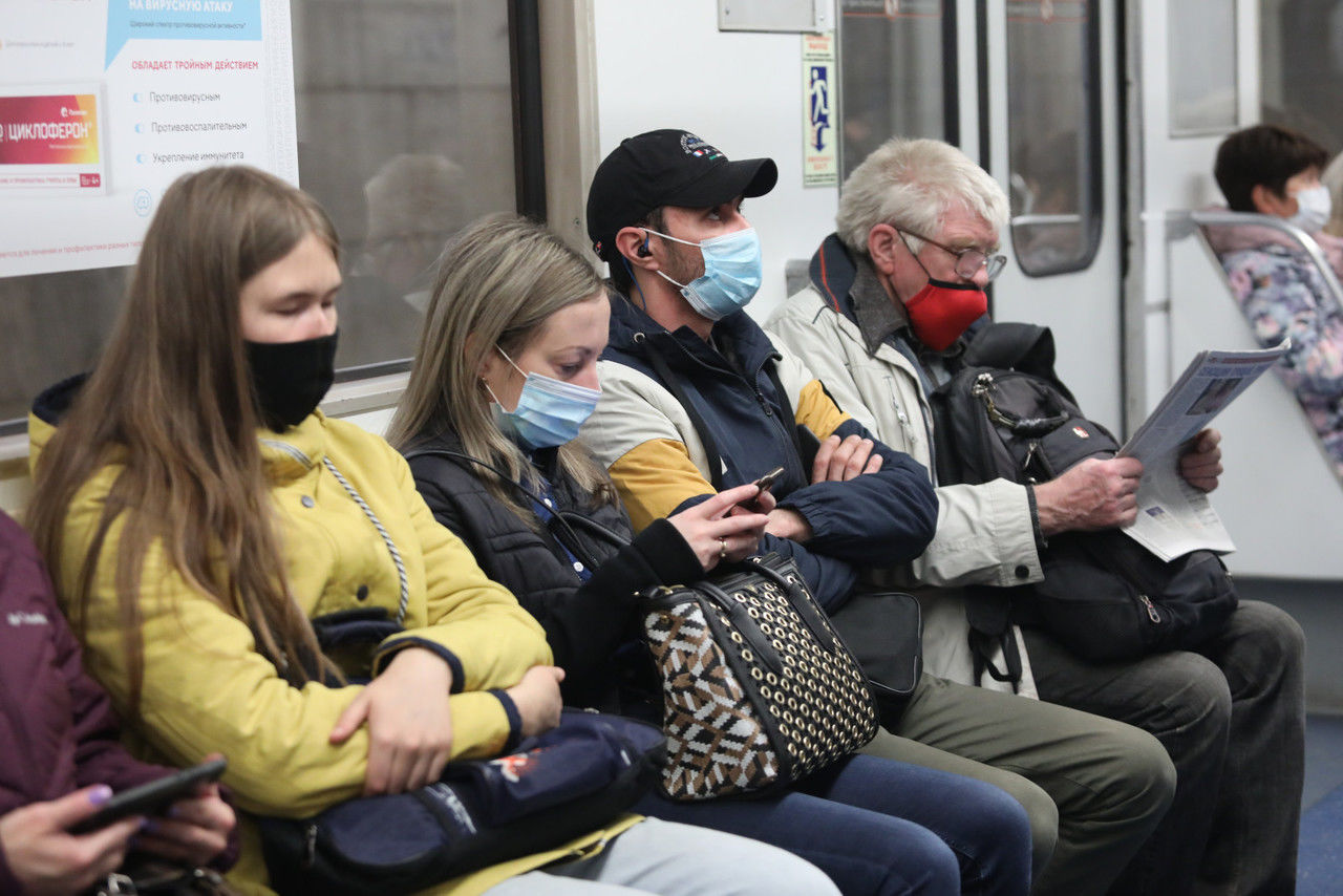 Суточный прирост заразившихся COVID-19 в Петербурге перевалил за 300 человек 