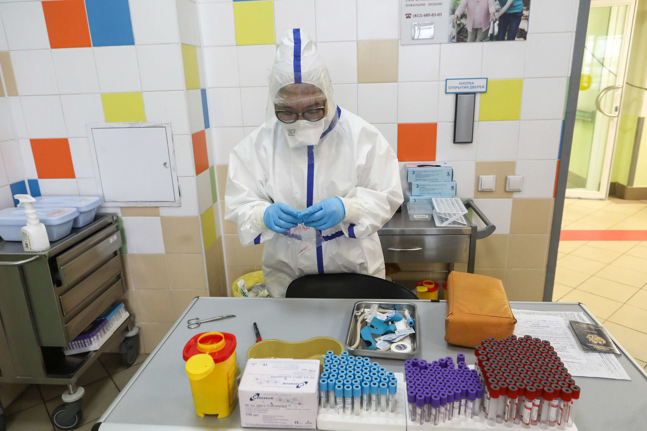 Впервые в Петербурге медикам поставили прививки от коронавируса