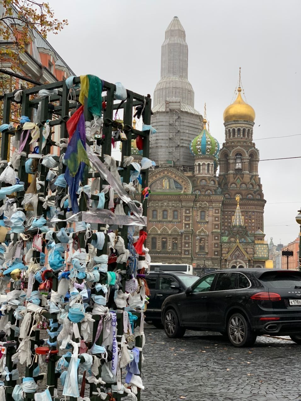 Петербургские молодожёны вешают маски вместо замков