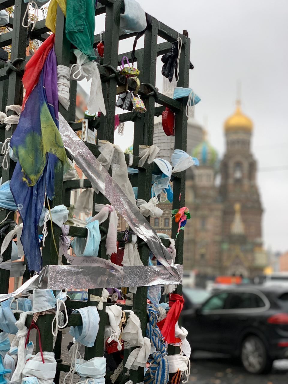 Петербургские молодожёны вешают маски вместо замков