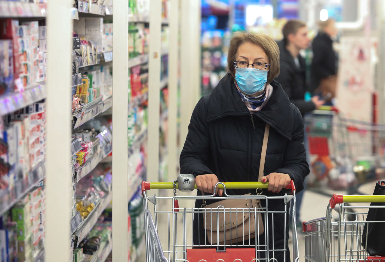 Главное за день в Петербурге 20 октября: магазины без QR-кодов, продление выплат медикам и грибной сезон во время снега