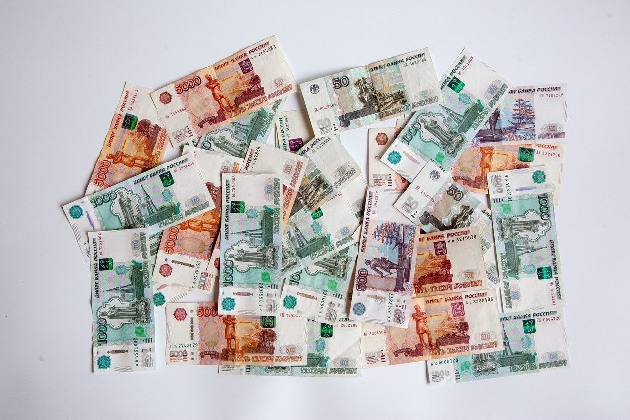 Курс евро упал почти на рубль 