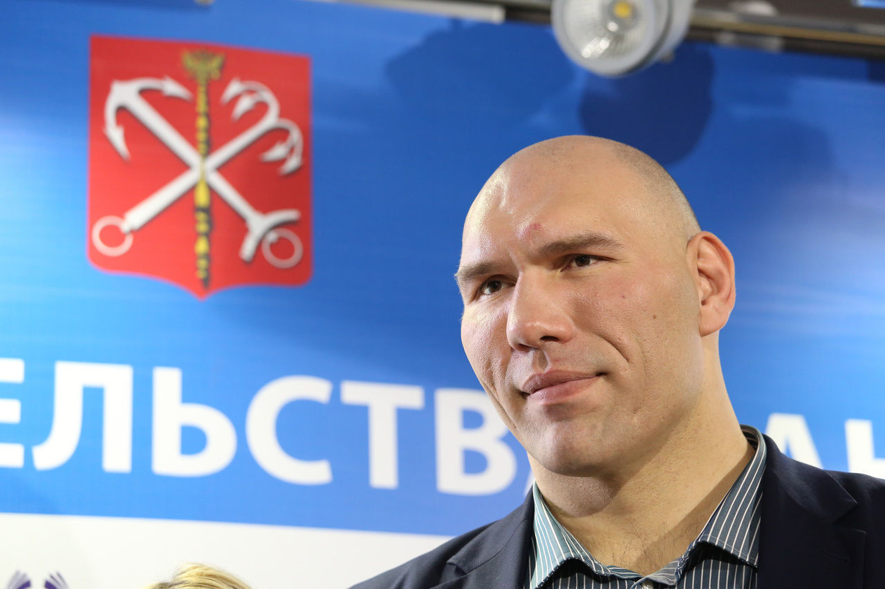 «Так и живем»: Николаев Валуев поздравил супругу с фарфоровой свадьбой