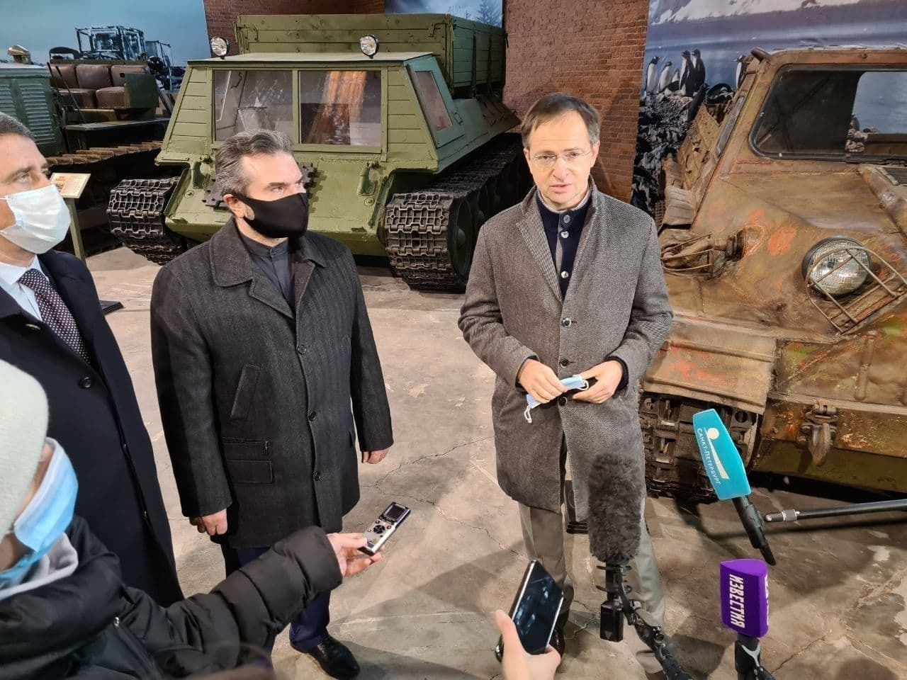 Главное за день в Петербурге 10 ноября: новые ограничения, визит Мединского и новогодняя ель у Гостинки