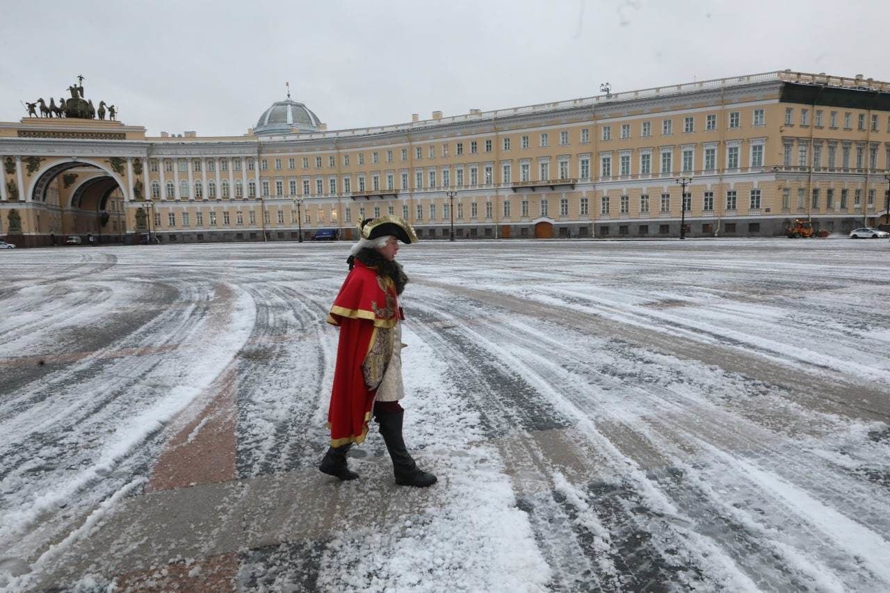 В Петербург пришел первый снег: утром на уборку выехали 578 машин дорожной  техники