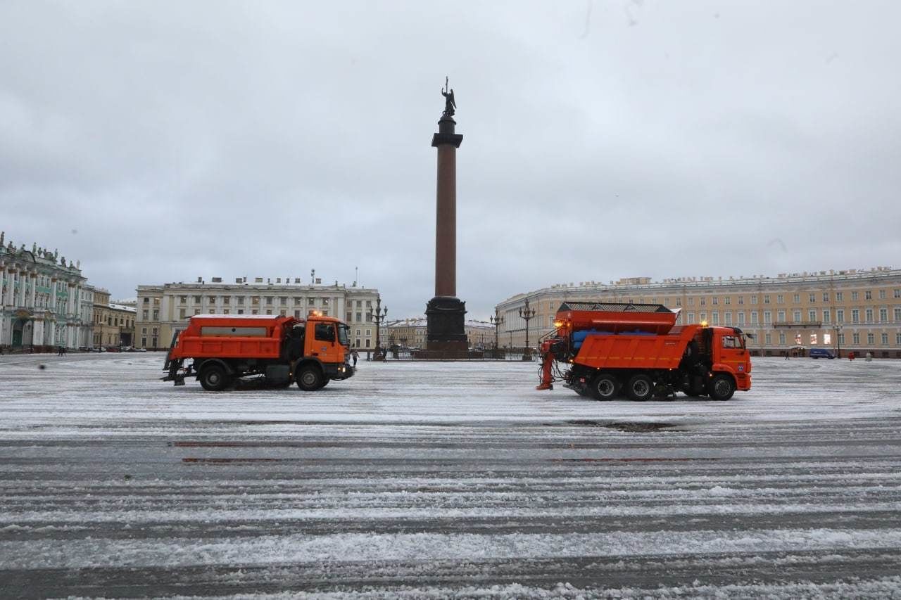 В Петербург пришел первый снег: утром на уборку выехали 578 машин дорожной  техники