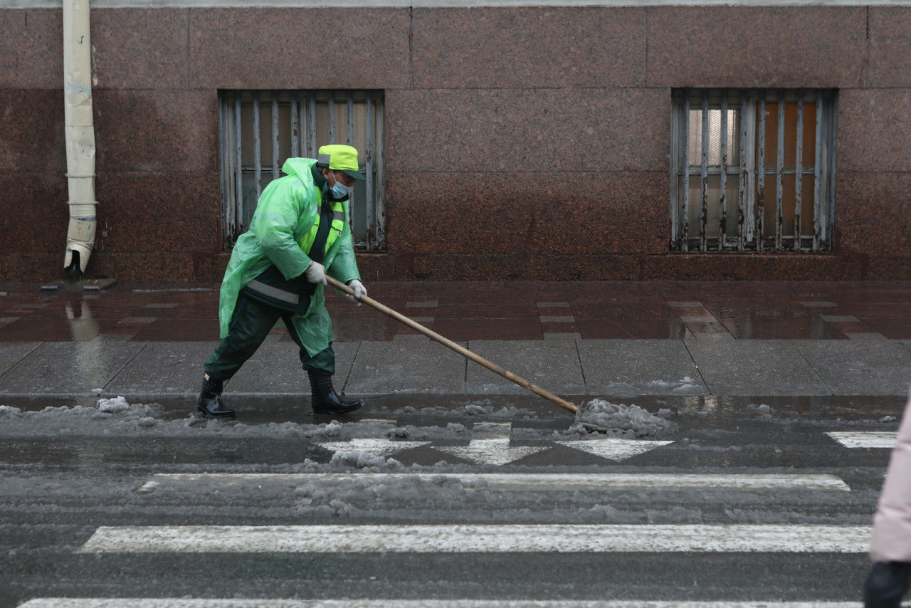 Более 900 машин и 8 тысяч дворников убирают Петербург от снега 