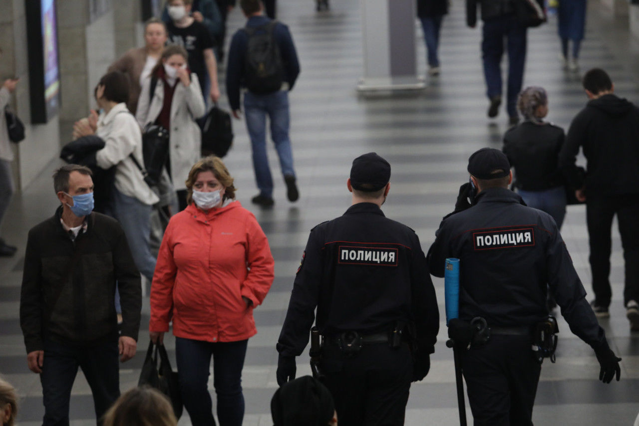 Петербург безопасность. Петербуржцы. Фигура петербуржца при Беглове. Интернет обмен петербуржцы. Манекен петербуржца при Беглове в клмаоовл.