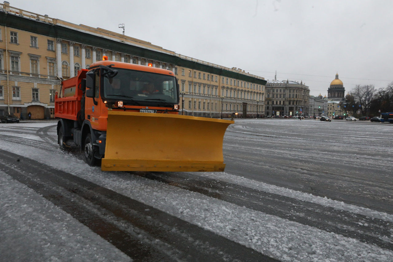 Более 300 дворников и почти 900 снегоуборочных машин чистят Петербург от снега