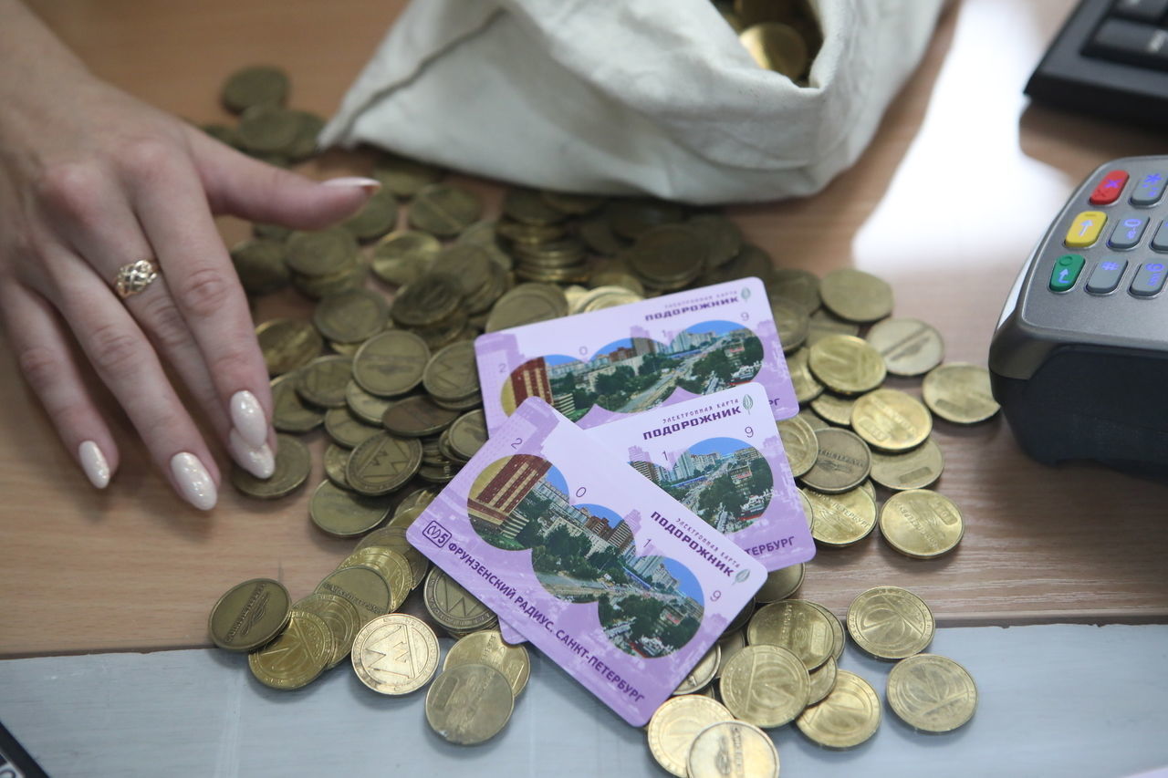 С понедельника в метро Петербурга начнут продавать новые юбилейные жетоны