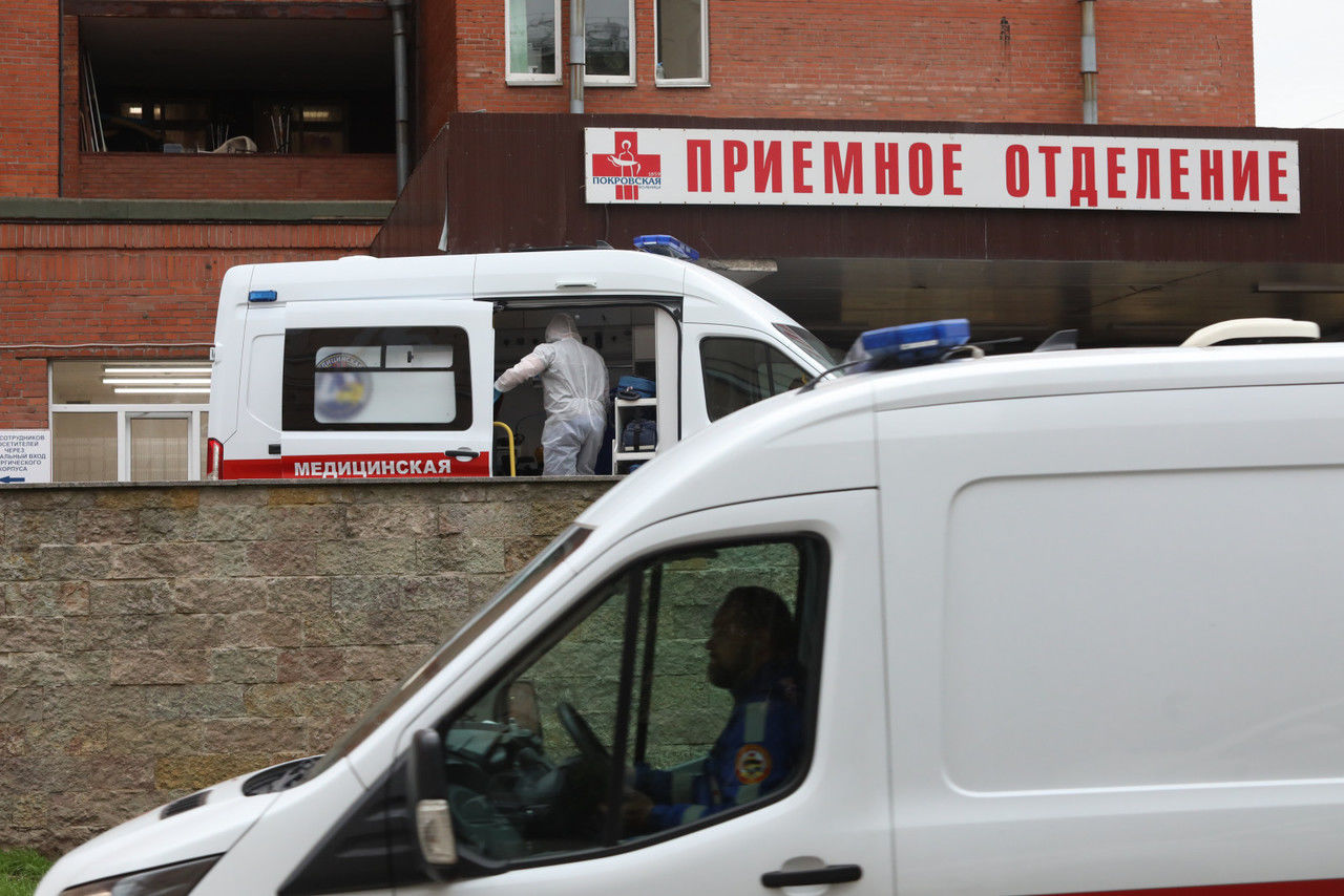 После ДТП на КАД спасателям пришлось вырезать женщину из покореженного автомобиля 