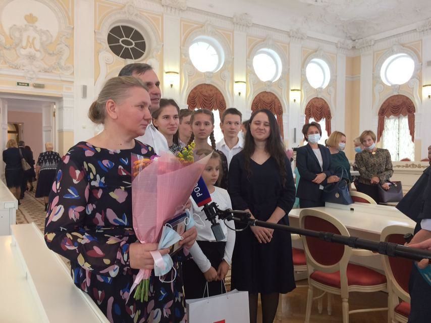 Многодетным семьям в Петербурге выплатят по три тысячи на ребенка к Новому году 
