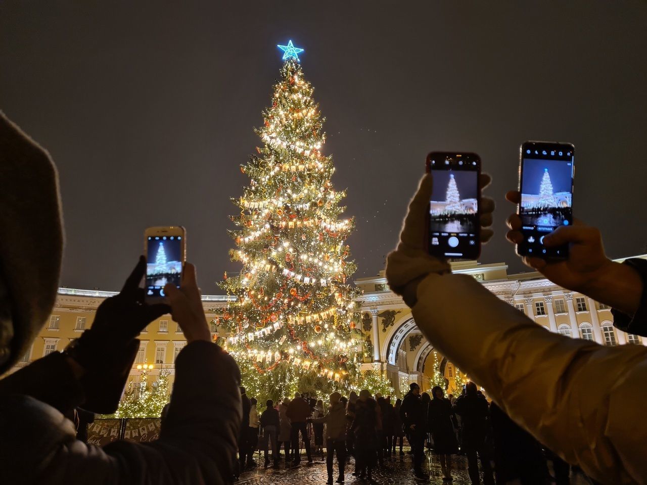 Новогодняя елка на Дворцовой площади оказалась в тройке самых высоких в России 