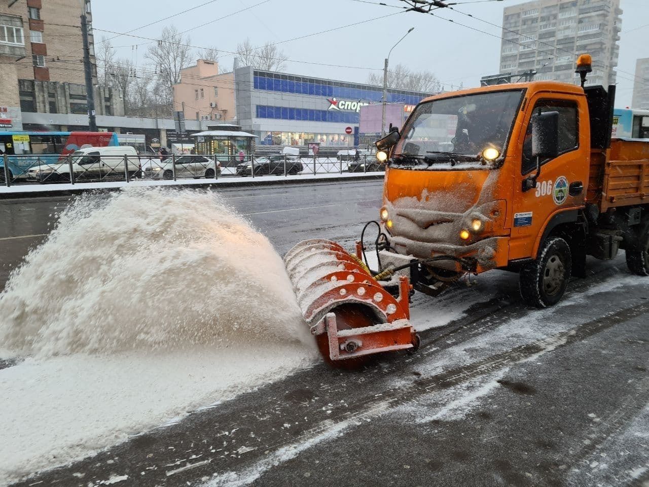 Циклон «Белла» принесет в Петербург снег и ледяной дождь: на дорогах  работают 995 уборочных машин