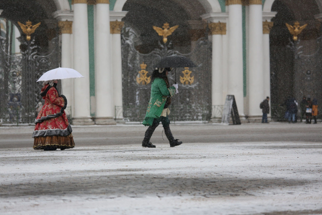 В среду петербуржцев ждет борьба теплого и снежного циклонов 